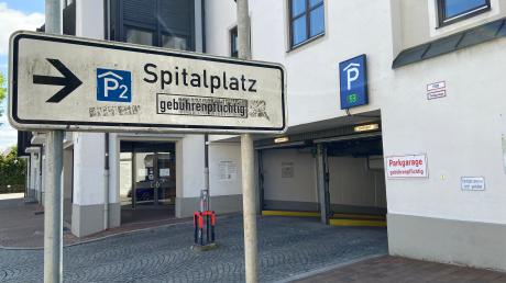 Eine 29-Jährige ist in Neuburg bei einem Unfall in der Tiefgarage am Spitalplatz in der Adlerstraße lebensbedrohlich verletzt worden. 