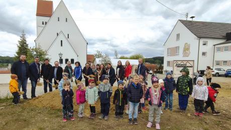 Der Spatenstich als offizieller Startschuss für den Neubau des Kindergartens in Ebershausen wurde von den Kindergartenkindern mit ihren Erzieherinnen, Ehrengästen und Eltern begleitet.