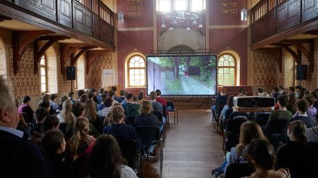 Gespannte Aufmerksamkeit bei den Schülerinnen und Schülern der neunten Klassen des Oettinger Albrecht-Ernst-Gymnasiums bei der Vorführung des Films „Die Stille schreit“.