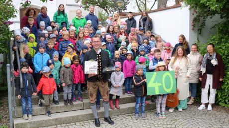 Sowohl 40 Kinder der Grundschule wie auch hier im Bild einige Gruppen des Kindergartens überbrachten Bürgermeister Christoph Aidelsburger (hier auf dem Bild mit Lederhose) zum Geburtstag musikalische Grüße. Sie wurden mit Bonbonregen belohnt. 