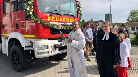 Pfarrer Thomas Pendanam und Pfarrerin Lisa Kelting segneten das Katastrophenschutzfahrzeug des Landkreises. Landrat Peter von der Grün (Mitte) nahm an der Zeremonie teil. 