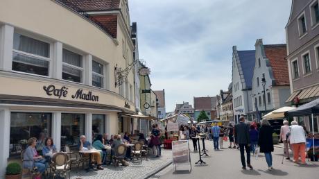 Bei gutem Wetter flanierten Besucherinnen und Besucher über den Wertinger Markt oder saßen im Café Madlon.