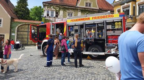 Die Friedberger Feuerwehr präsentierte sich beim Marktsonntag auf dem Marienplatz.
