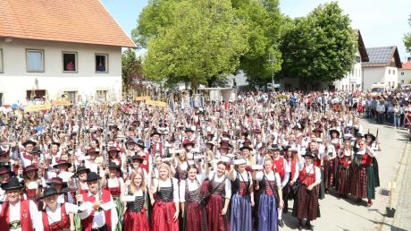 Vor dem großen Umzug durch Dirlewang versammelten sich alle Musikerinnen und Musiker von über 50 Blaskapellen zu einem großen Gemeinschaftschor in der Dorfmitte.