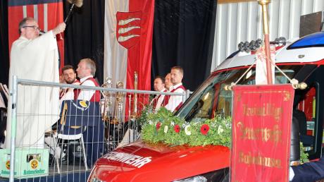 Pfarrer Lothar Hartmann segnet das neue Fahrzeug der Feuerwehr Bubenhausen.