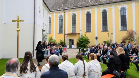Bei der Einweihung der neuen Räume des Kindergartens im Kloster Maria Medingen waren einige Familien und Gäste dabei.
