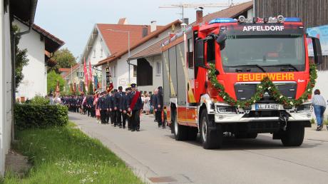 In einem langen Umzug marschierten die Feuerwehrleute aus Apfeldorf mit allen Gästen zum Festzelt.