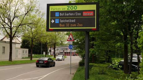 Das Parkleitsystem (hier die Tafel zum Zoo) lenkt Autofahrer mit Informationen über Parkplätze, künftig könnten weitere Daten dazukommen.