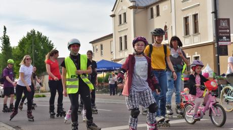 Rund 150 aktive Teilnehmer verzeichnete die AOK-Skatenight in Karlshuld. Mit Inlinern, Fahrrädern, Laufrädern und Kinderwagen ging es auf eine zwölf Kilometer lange Strecke. 