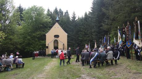 Vor der Kapelle der "Mutter im Rauhen Forst" wurden der Altar und die "Kirchenbänke" aufgebaut.