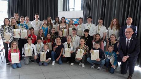 Sportliche Jugend im Wittelsbacher Land: Gleich 35 Kinder und Jugendliche erhielten für ihre außergewöhnlichen Erfolge im vergangenen Jahr die Jugendmedaille des Landkreises.
