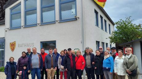 Die langjährige deutsch-französische Partnerschaft mit Moulins wird in Kellmünz gepflegt. Unser Bild zeigt die französische Besuchergruppe beim Empfang vor dem Kellmünzer Rathaus. 