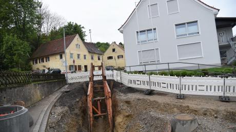 Die Straßensanierung im Bereich des Osterberger Schlosswegs hat begonnen. Auf unserem Bild wird der Kanalanschluss mit Verbindung zur Hauptstraße bzw. Ortsdurchfahrt in Angriff genommen. 