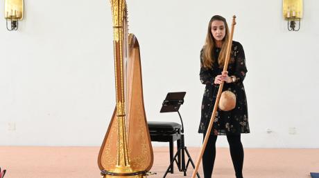 Das aktuelle Familienkonzert im Kloster Wettenhausen war der Harfe gewidmet. Dabei zeigte die Musikerin Feodora-Johanna Mandel Kindern und Erwachsenen auch die Urform ihres Instruments, einen Schießbogen mit einer gestimmten Saite. Der Ton wurde mit einer Schale verstärkt.