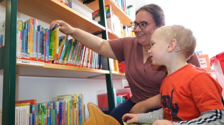 Carolin Böhme besucht mit ihrem vierjährigen Sohn Maximilian öfter die Stadtteilbücherei in Haunstetten. 