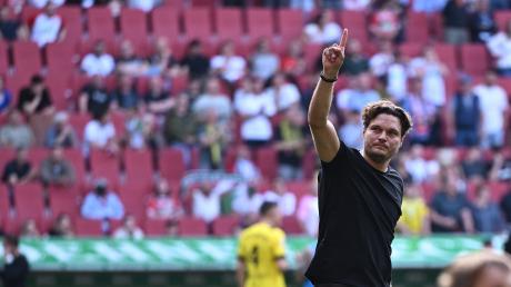 Edin Terzic bedankt sich bei den Dortmunder Fans nach dem 3:0 in Augsburg. 