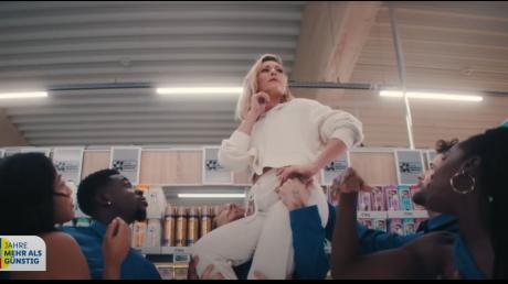 Sängerin Helene Fischer macht Werbung für Lidl: Szene aus dem neuen TV-Spot, der in Neuburg gedreht worden ist. 
