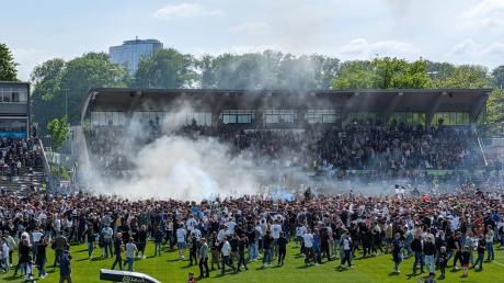 Am 20. Mai 2023 stieg der SSV Ulm 1846 Fußball in die 3. Liga auf. Anschließend stürmten die Fans den Platz. Dieses Szenario könnte sich am Samstag wiederholen. 