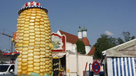Das Festzelt und einige Buden stehen schon am Festplatz in Klosterlechfeld. Am Freitag startet der Pfingstmarkt in der Lechfeldgemeinde. 