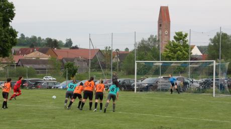 Loppenhausens Torhüterin Janine Huber tritt zum Elfmeter an – das 6:0 für die Allgäuerinnen im Spiel gegen den FC Maihingen.