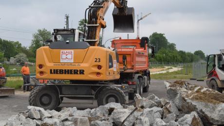 Am Bahnübergang an der Oberglauheimer Straße in Höchstädt haben die Bauarbeiten für die Verlegung der Staatsstraße 1171 begonnen. 