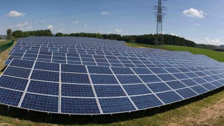 Eine solche Solaranlage entlang der Autobahn A7, wie hier im Allgäu, könnte bald auch bei Elchingen entstehen. Der Gemeinderat findet das gut. 
