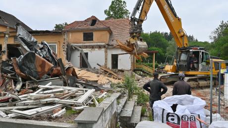 Das ehemalige Waldcafé am alten Horgauer Bahnhof wird momentan abgerissen. Auf dem Grundstück soll neuer Wohnraum entstehen.  