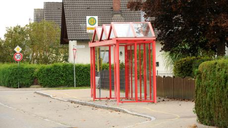 Eine zusätzliche Schulbushaltestelle im Aindlinger Ortsteil Pichl war jetzt Thema im Bauausschuss. Unser Symbolbild zeigt ein Wartehäuschen in einem anderen Ort. 