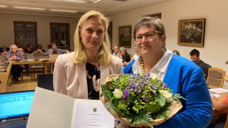 Mit Blumen und einer Dankurkunde verabschiedete Bürgermeisterin Sandra Perzul (links) Hannelore Baur, die dem Dießener Gemeinderat 21 Jahre angehörte und zuvor sechs Jahre Ortssprecherin von Dettenhofen war.