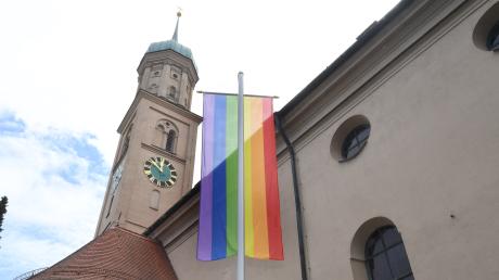Der Vatikan erlaubt nun auch offiziell die Segnung von gleichgeschlechtlichen Paaren. Die Revolution hat für den neuen Seelsorger für queeres Pastoral im Bistum Augsburg aber einen schalen Beigeschmack.
