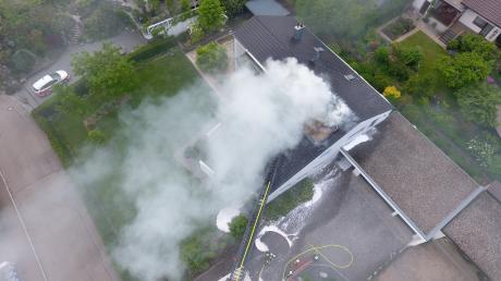 Die Solarthermieanlage auf dem Dach eines Hauses im Heine-Ring in Wertingen brannte. Die Wertinger Feuerwehr hatte das Feuer schnell unter Kontrolle.