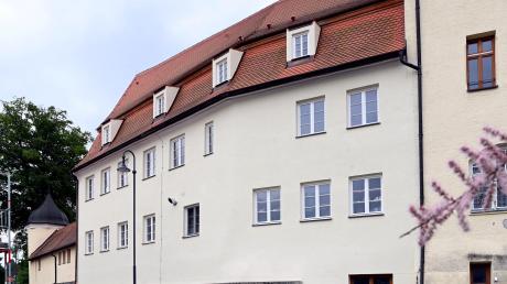 Nach Plänen der Gemeinde soll auf dem Dach des Emersackerer Schlosses eine Fotovoltaikanlage angebracht werden.