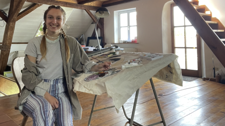Die Künstlerin Laura Sauerbrey aus Neuburg träumt von einem eigenen Atelier. Noch malt sie bei ihrem Freund zu Hause.