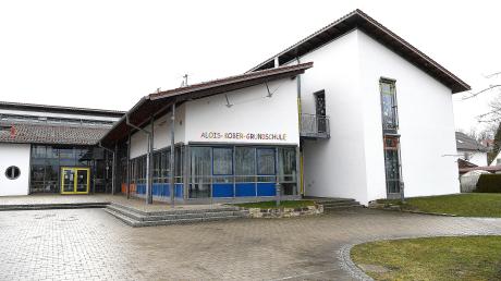 Die Alois-Kober-Grundschule in Kötz wird mit Erdgas geheizt. Die Gemeindeverwaltung sucht nach umweltfreundlichen Alternativen.