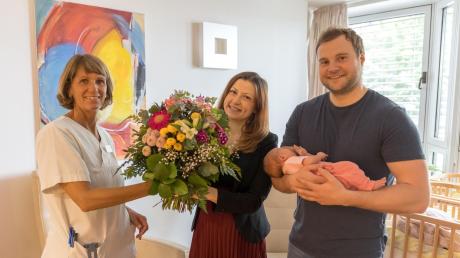 Das 1000. Baby in diesem Jahr im Klinikum Ingolstadt heißt Sophie Beatrice. Claudia Atzl, Kinderkrankenschwester in der Geburtshilfe, gratuliert den glücklichen Eltern Albina und Thomas aus Ingolstadt zu ihrer ersten Tochter.