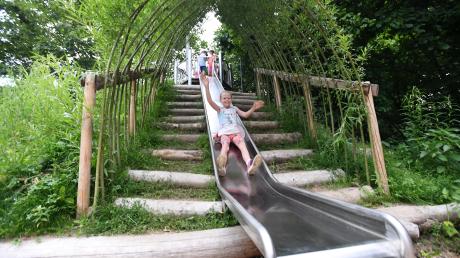 Durch einen Tunnel aus Weidenruten können Kinder auf dem neuen Spielplatz in Oberschönenfeld rutschen.
