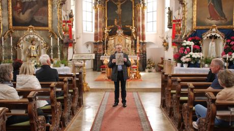 Beim Heimat-Erlebnistag 2023 informierte in Schiltberg Kreisheimatpfleger Michael Schmidberger über die Pfarrkirche. Heuer steht der Budelberg im Fokus.