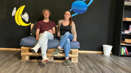 Juze-Besucher Moritz Hammer und Leiterin Julia-Shirin Meyer gefällt es im neu gestalteten Jugendzentrum Dasing – auch wegen der von den Jugendlichen frisch gestrichenen Wand.