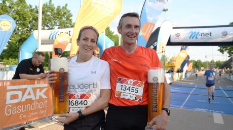 So sehen Sieger aus: Johannes Hildebrand ist einmal mehr der schnellste beim Augsburger Firmenlauf. Die schnellste Frau war in diesem Jahr Kerstin Liebl.
