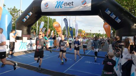 Tausende Läuferinnen und Läufer nahmen 2023 beim M-net Firmenlauf teil. Start und Ziel sind am Messegelände vor der Schwabenhalle in Augsburg.