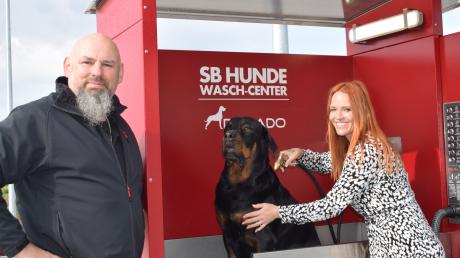 Roman und Isabelle Wörle zusammen mit ihrem Hund Odin in der Hundewaschanlage in Syrgenstein. Dort können Vierbeiner mit sieben Programmen gereinigt und gepflegt werden.