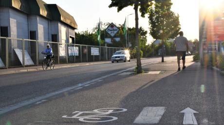 Autofahrer, komplizierte Radwegführungen und gefährliche Stellen: Fahrradfahrende, die auf der Lauinger Straße in Gundelfingen unterwegs sind, müssen immer wieder aufpassen.