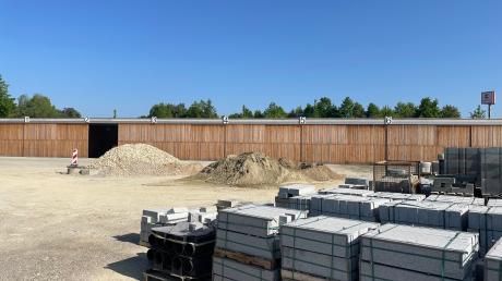 Schüttgut- und Bodenzwischenlager des neuen Bauhofs sind weitgehend fertig. Doch der Rest des Millionenprojekts liegt vorerst auf Eis.