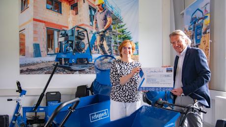 Koordinatorin Sylvia-Maria Braunwarth nahm von Scheppach-Geschäftsführer Stefan Müller symbolisch die Spende über 10.000 Euro entgegen.