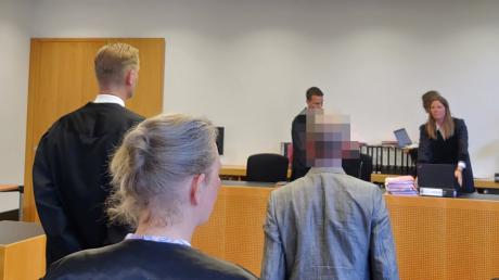 Im Landgericht Augsburg ging es am Freitag im Hepatitis-Prozess weiter. Der Angeklagte (Mitte) traf auf ehemaligen Patientinnen und Patienten.