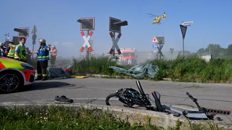 Am Bahnübergang in Gerlenhofen kam es zu einem schweren Unfall. Ein Radfahrer wurde von einem Zug erfasst.
