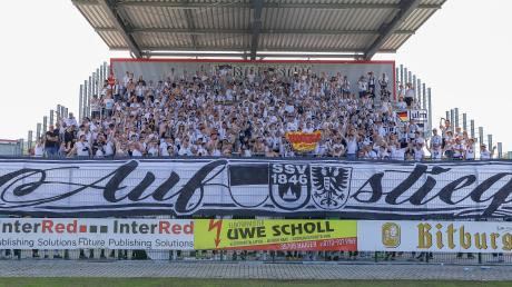 Die Ulmer Fans feiern trotz der Niederlage die Meisterschaft in der Regionalliga.