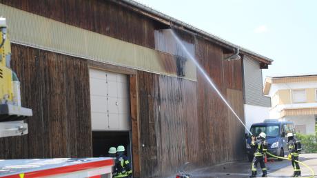 An der Fassade einer Firma in Illertissen ist am Samstag ein Feuer ausgebrochen.