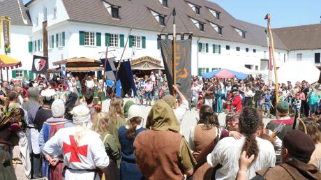 Beim Mittelalterumzug auf Schloss Scherbeck bei Rehling sammelten sich Hunderte Teilnehmerinnen und Teilnehmer zu Fanfaren- und Trommelklängen im Schlosshof vor dem historischen Gebäude. Der Herold stellte alle Gruppen vor.