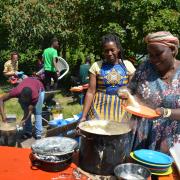Viel los war bei Afrikafestival in Birkenried am Pfingstwochenende. An diesem Stand kredenzt Sympathy den Besuchern ein traditionelles Gericht aus Simbabwe.
